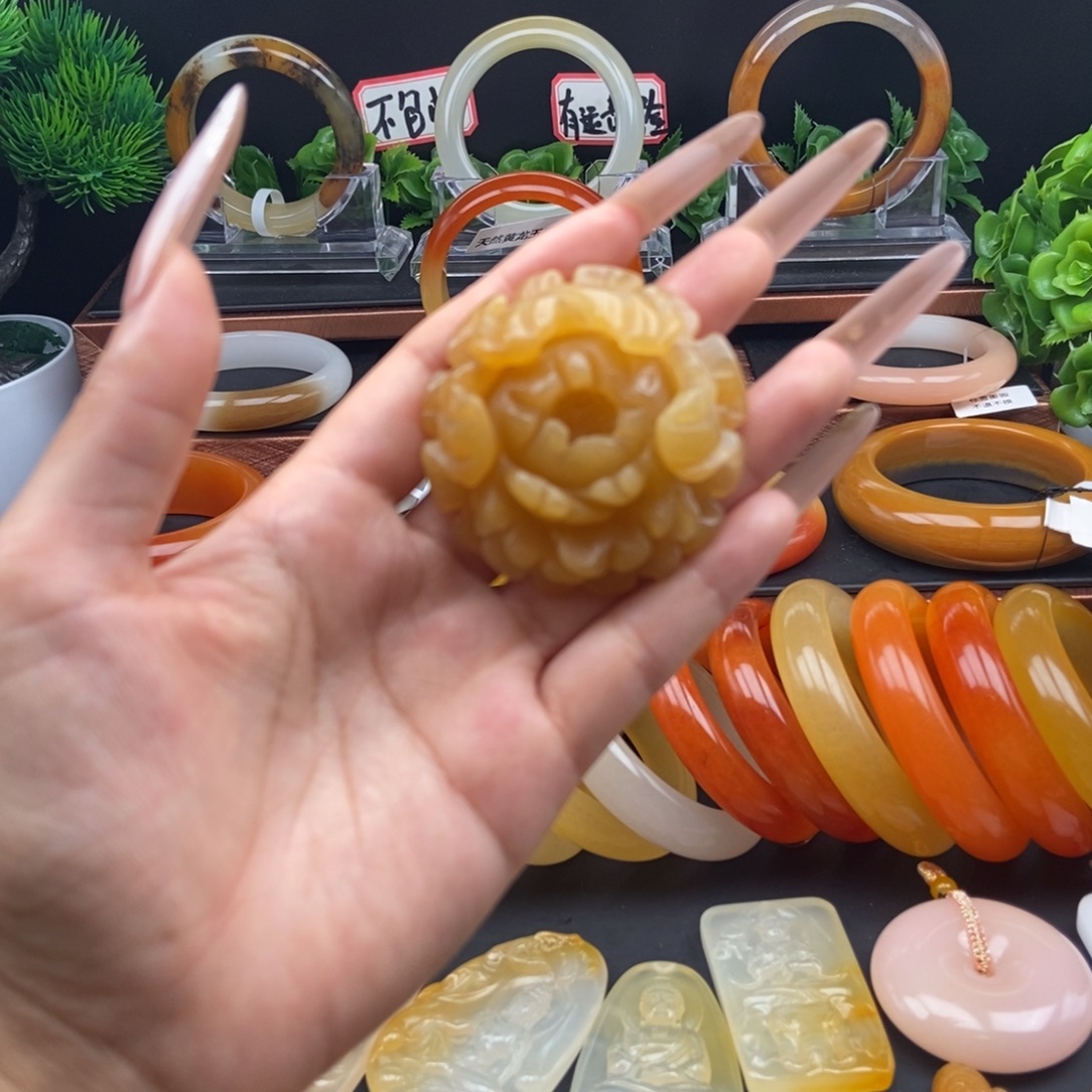 石英质玉（黄龙玉）未镶嵌颈饰