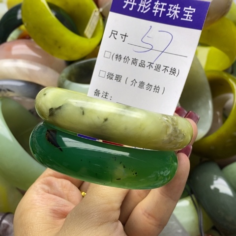 蛇纹石玉手镯未镶嵌