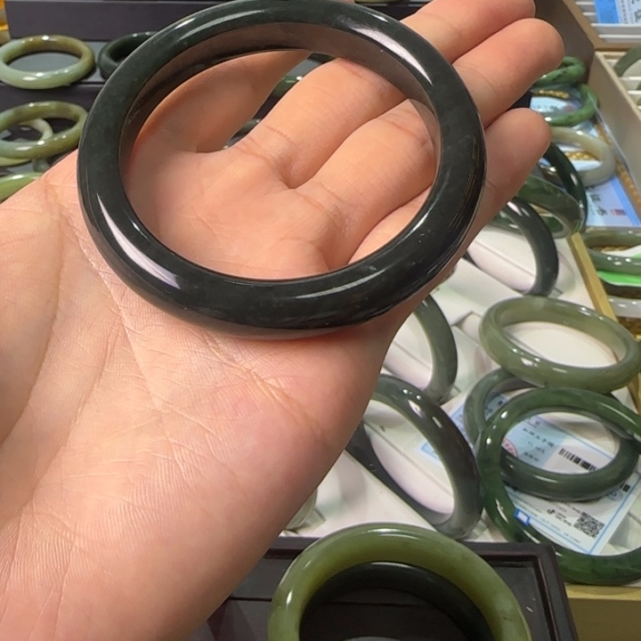 小***儿和田玉未镶嵌手镯