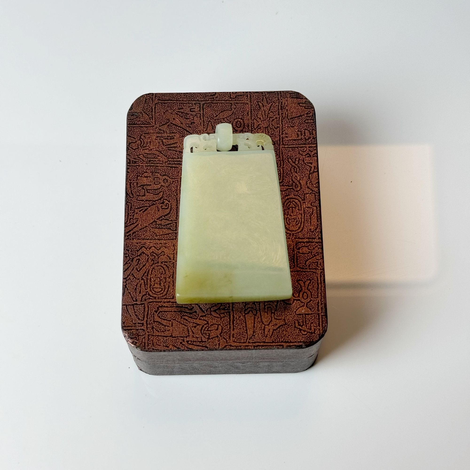 新疆和田玉且末料无事牌 63*39*8