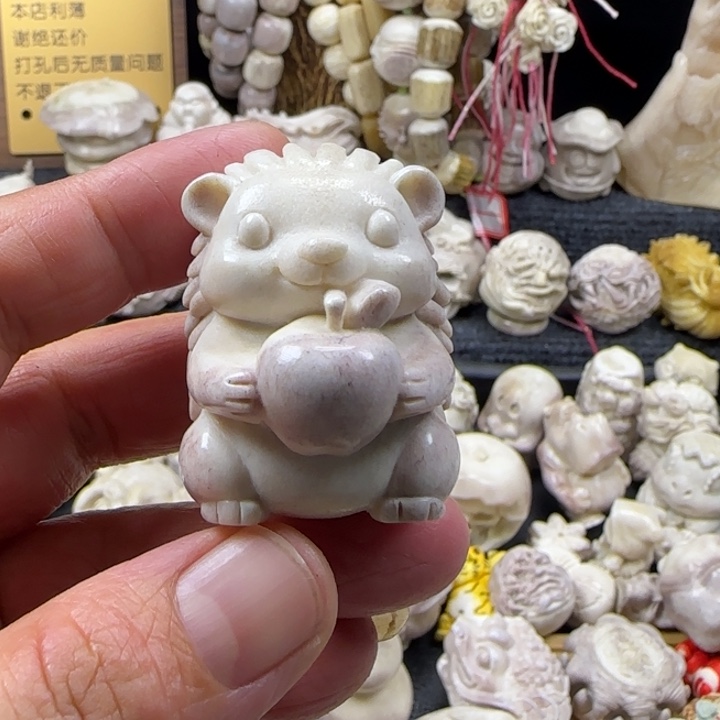 ****豆非金属配饰鹿角雕刻刺猬