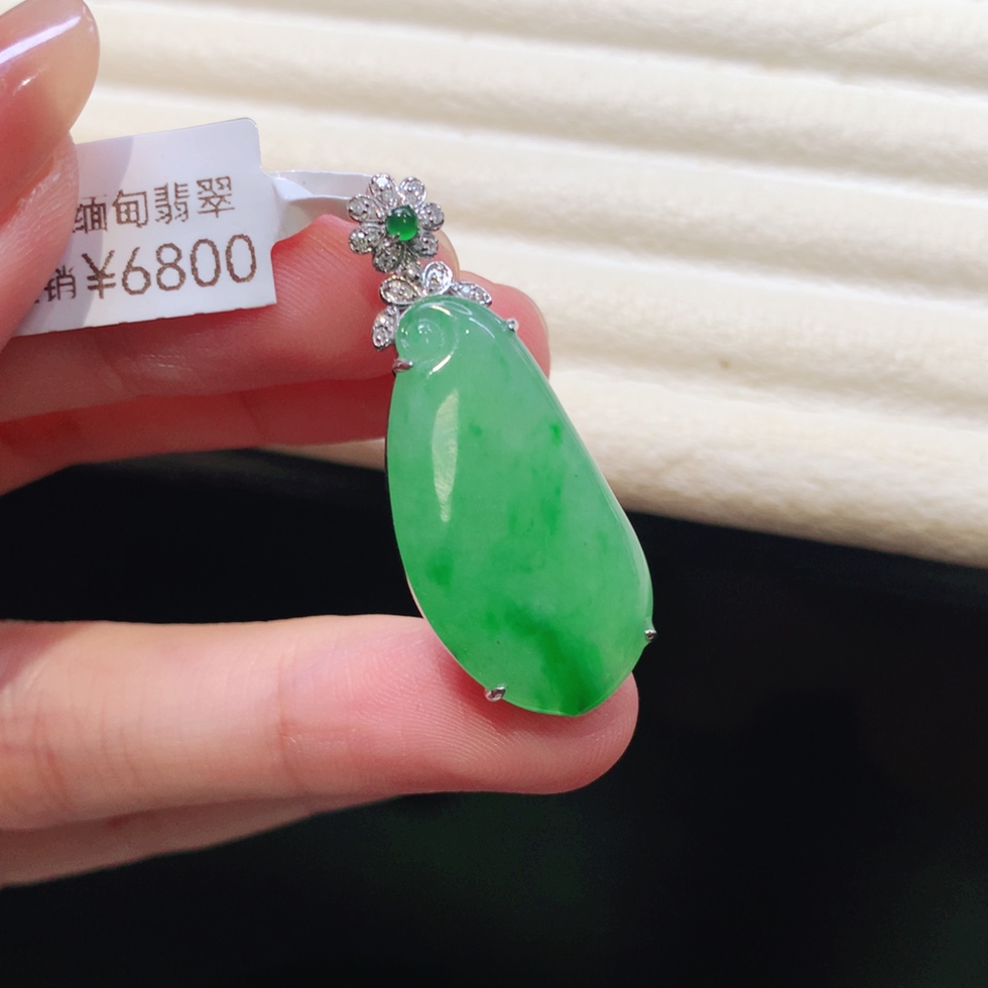 翡翠18K金镶嵌颈饰