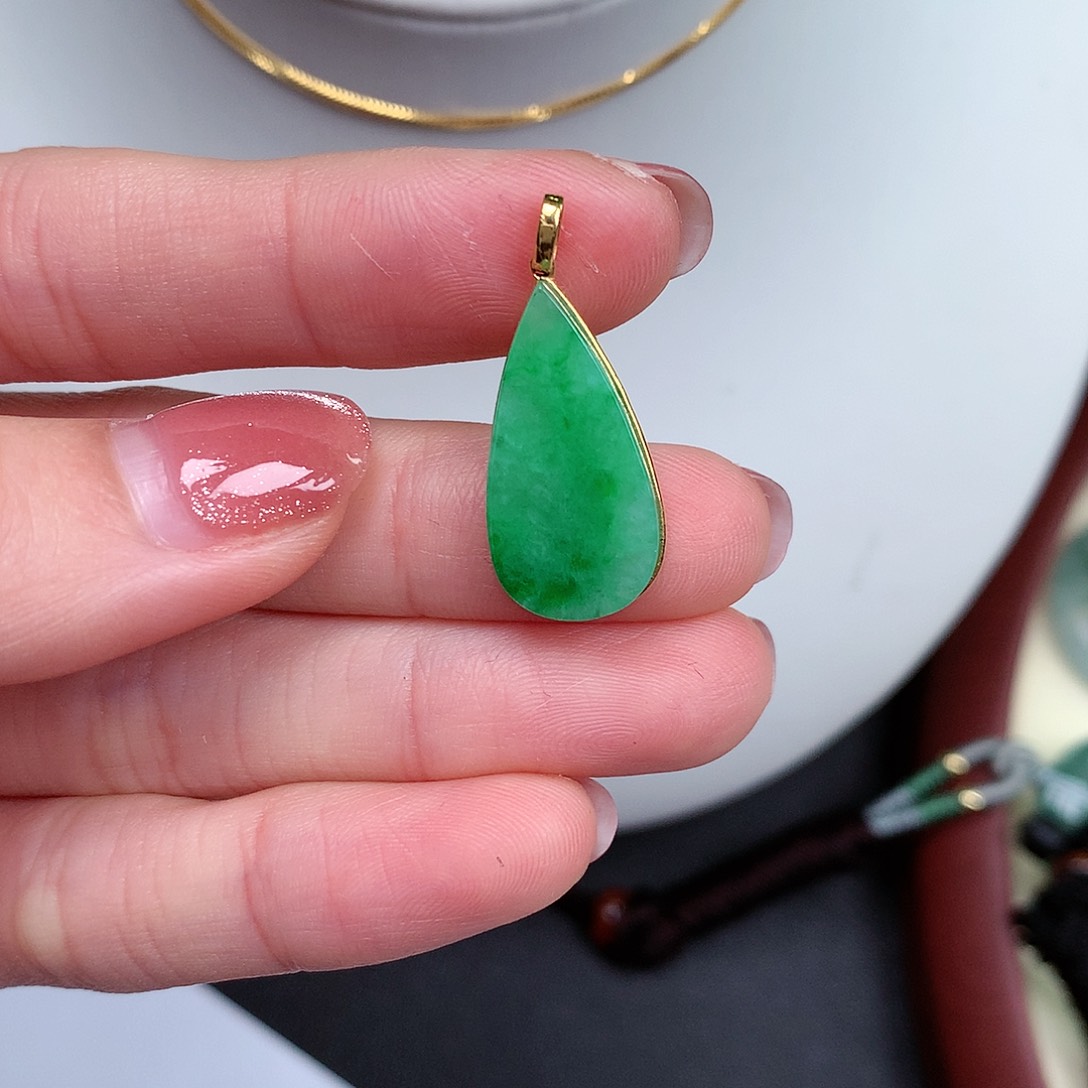 翡翠颈饰18K金镶嵌水滴