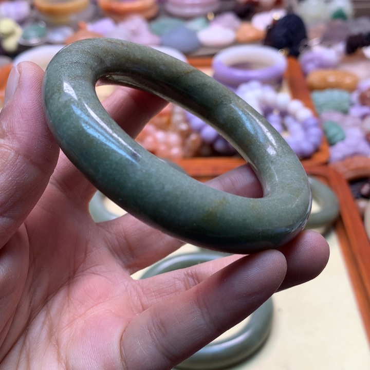 石英岩玉未镶嵌老油绿55.3有毛孔