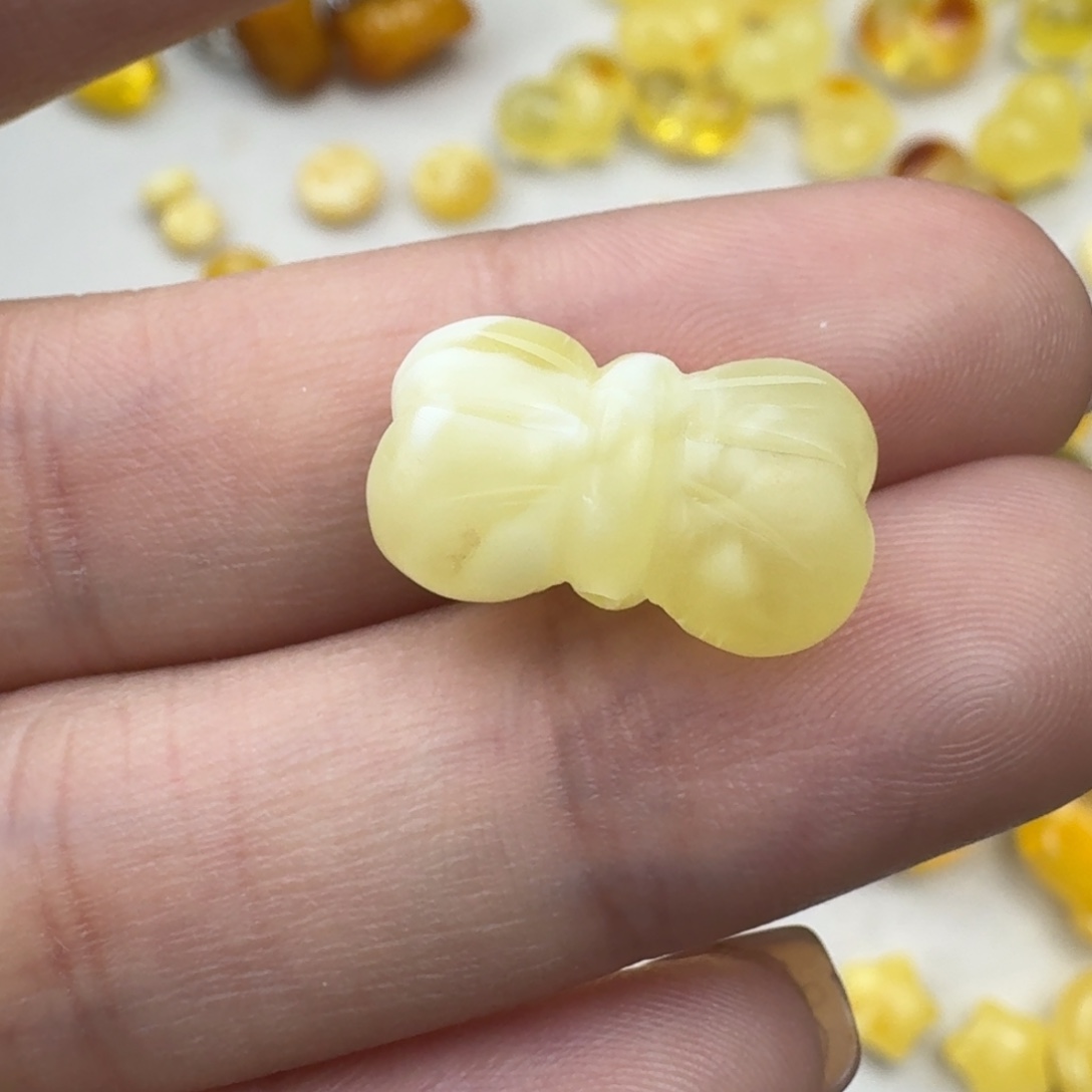 天****蜜蜡未镶嵌珠宝奇石全品 17.3×10.6×7.9mm