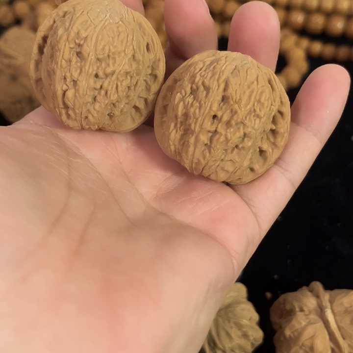 文玩核桃把件40左右微微瑕绣球，编号011