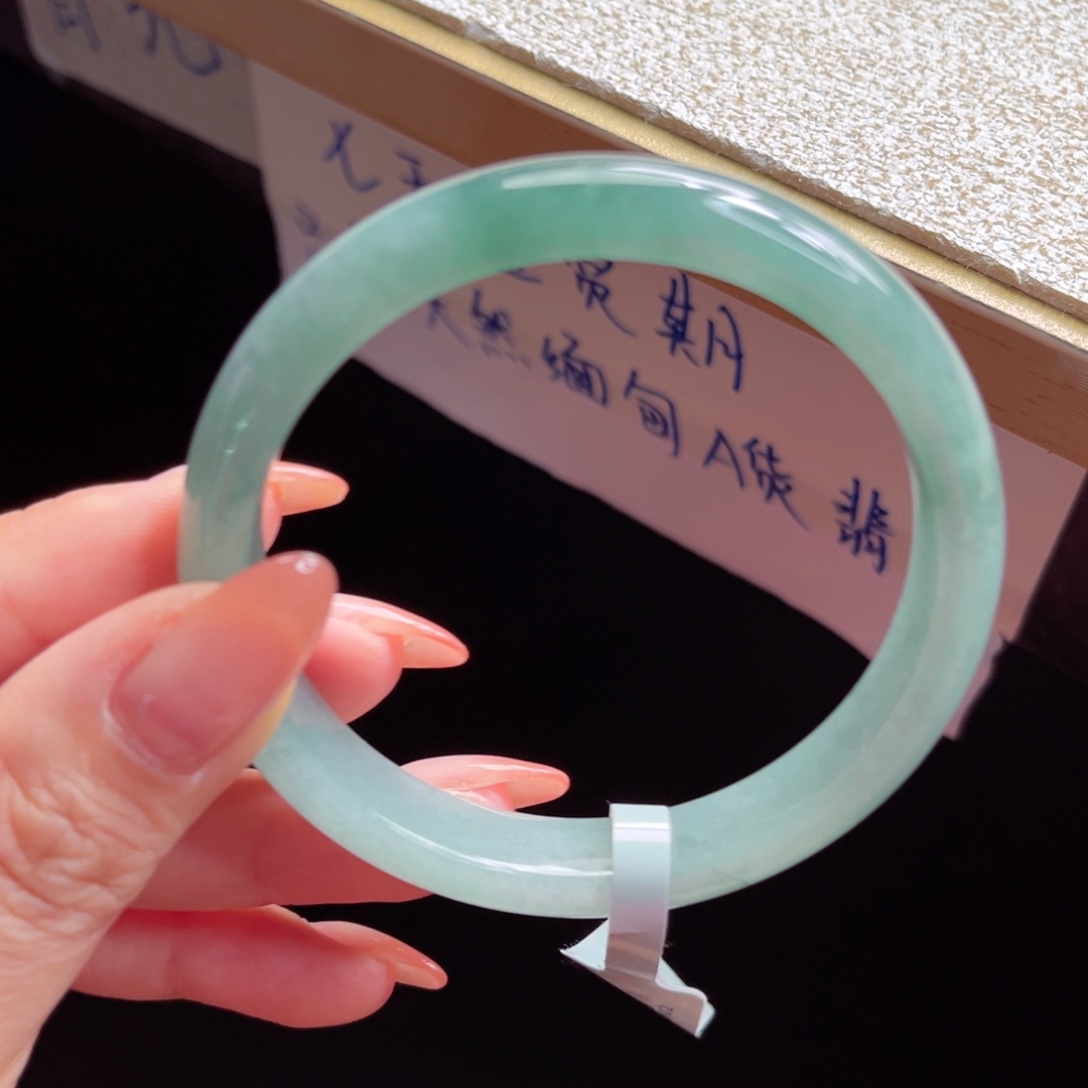 翡翠手镯未镶嵌手镯