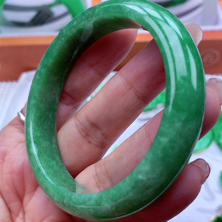 翡翠手镯未镶嵌翡翠