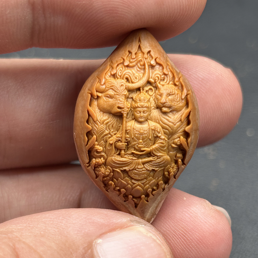 橄榄核雕生肖虎和牛的守护