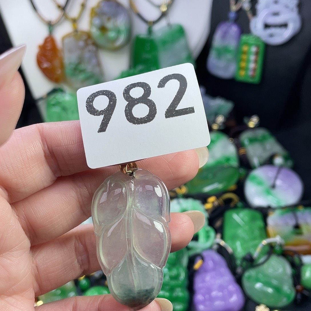 翡翠未镶嵌吊坠(赠链)