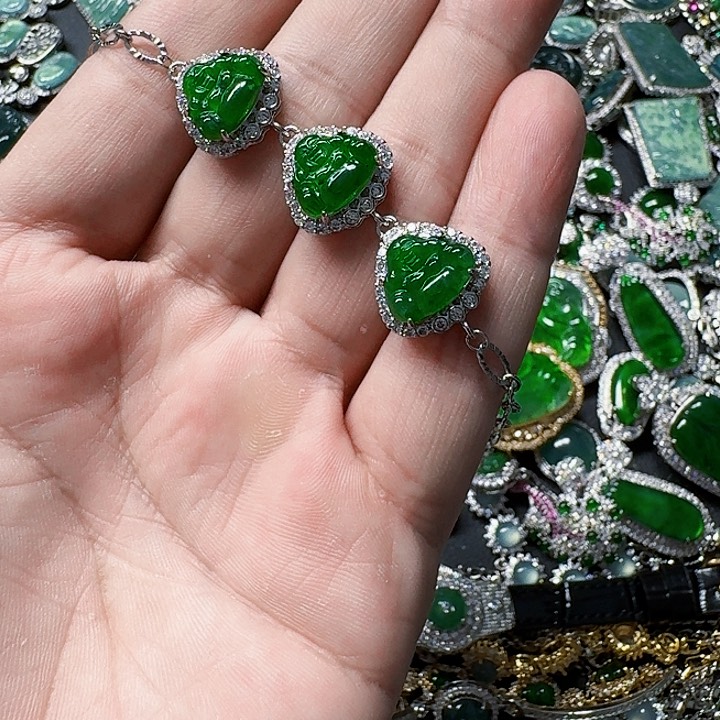 翡翠颈饰未镶嵌天然A货翡翠放漏