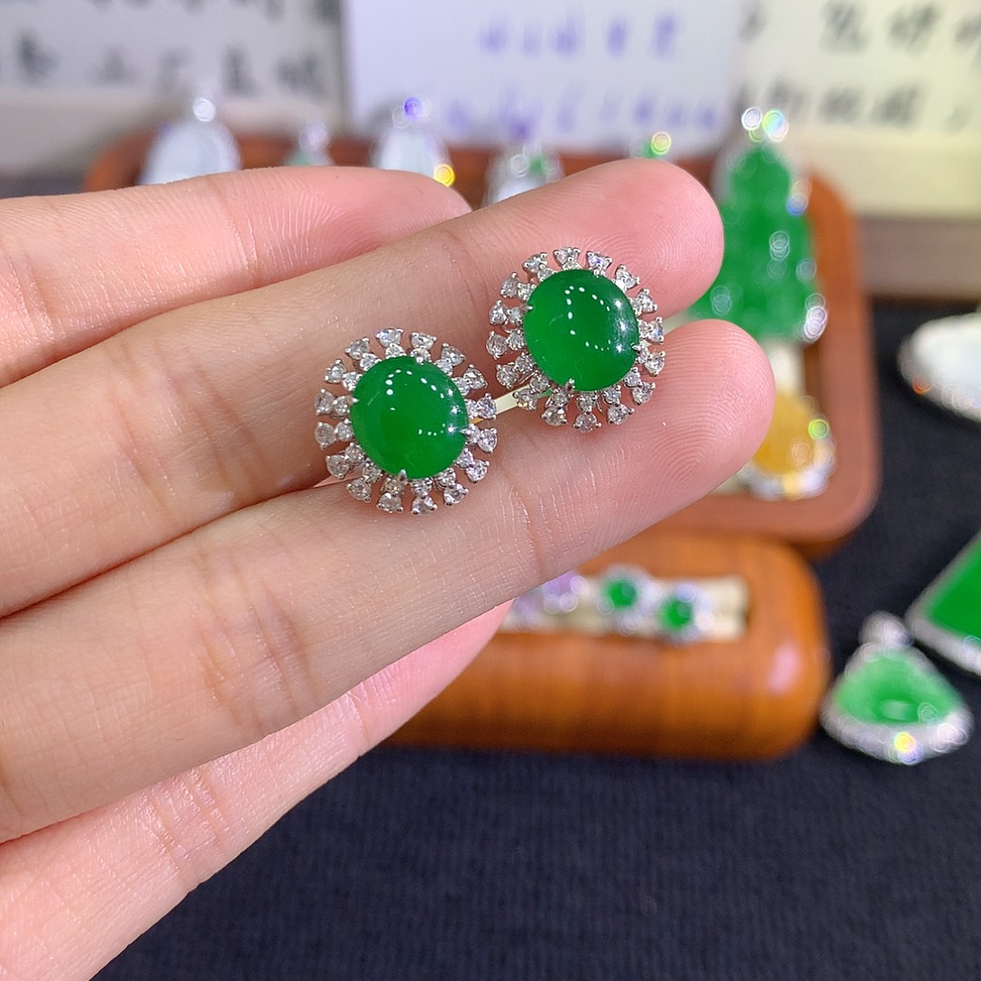 翡翠18K金镶嵌耳钉蛋面