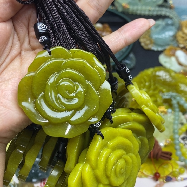蛇纹石玉未镶嵌颈饰
