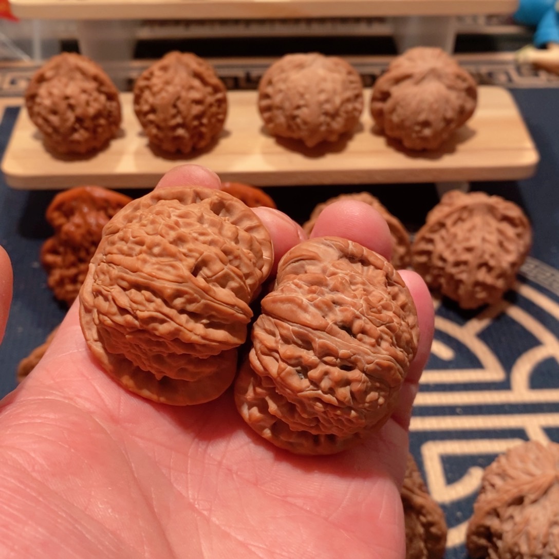 文玩核桃吊坠背****冲白狮子43