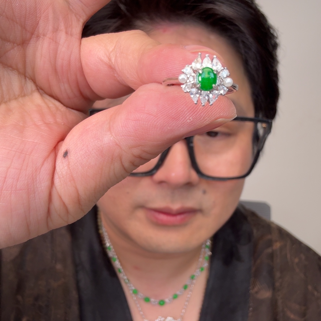 翡翠未镶嵌颈饰一件