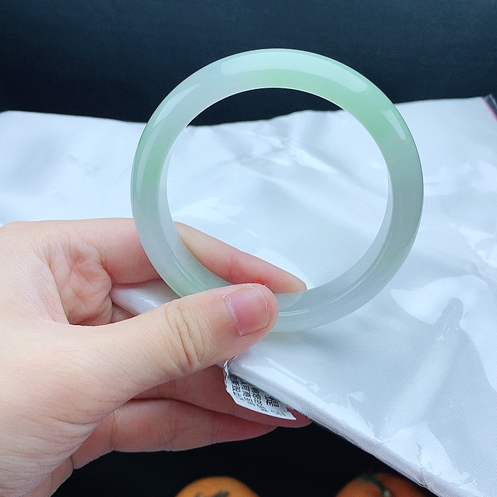 翡翠手镯未镶嵌53圈
