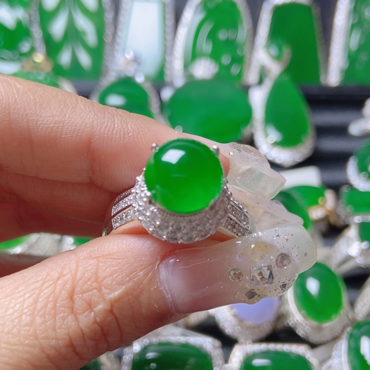 翡翠颈饰未镶嵌          