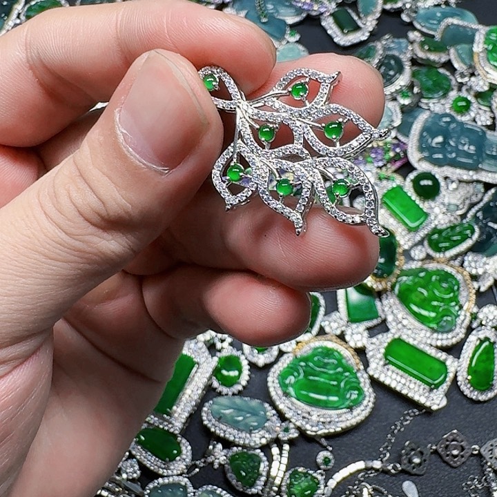 翡翠颈饰未镶嵌天然A货翡翠放漏