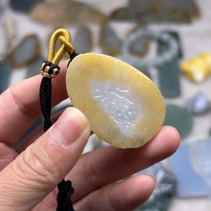 翡翠颈饰未镶嵌毛料