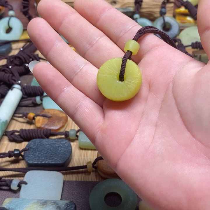 蛇纹石玉挂件未镶嵌