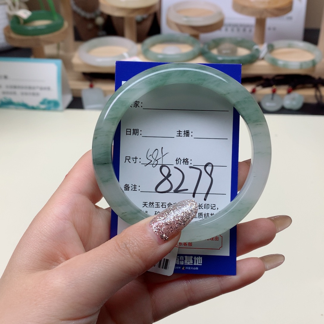 丢***h石英质玉未镶嵌手镯