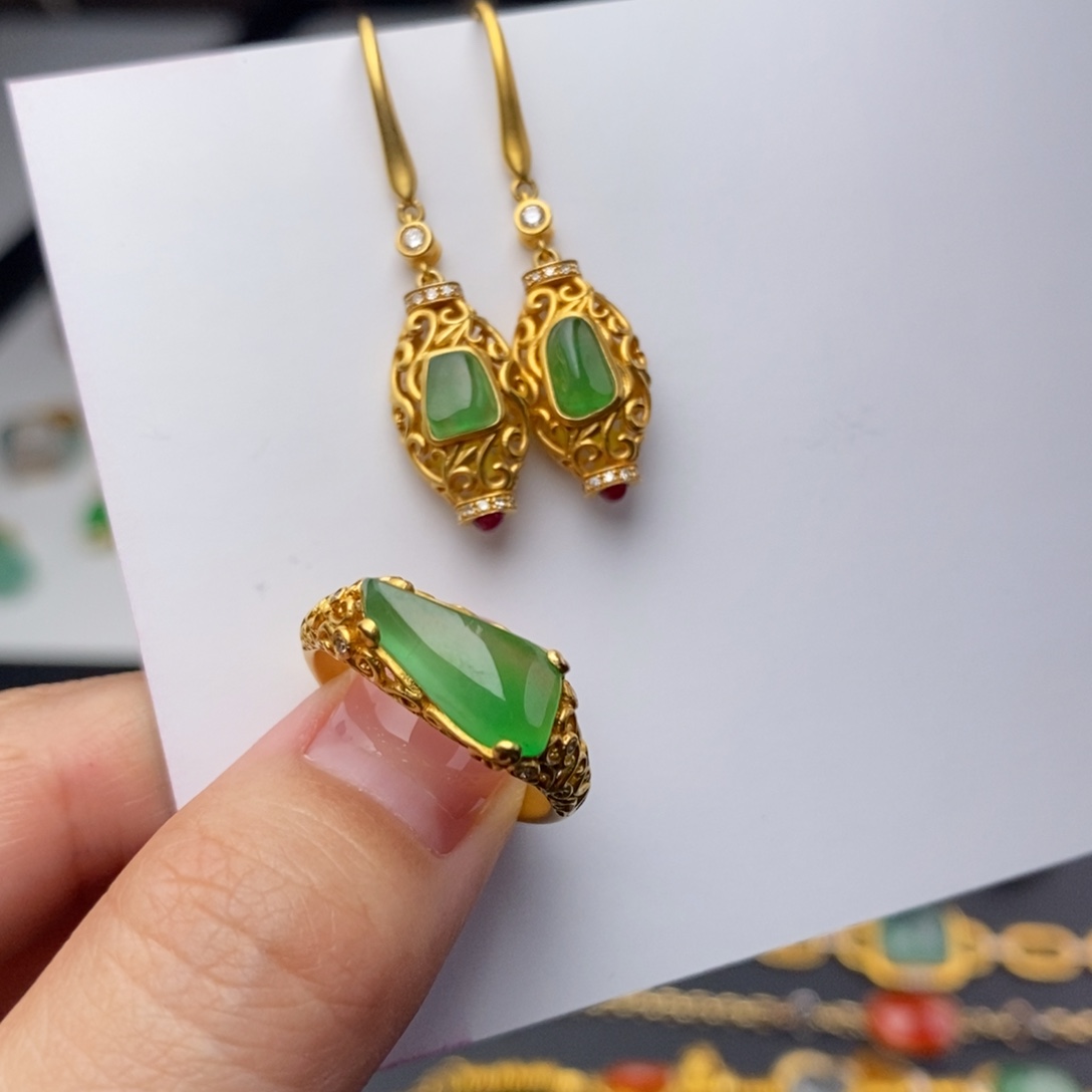 翡翠18K金镶嵌颈饰一套