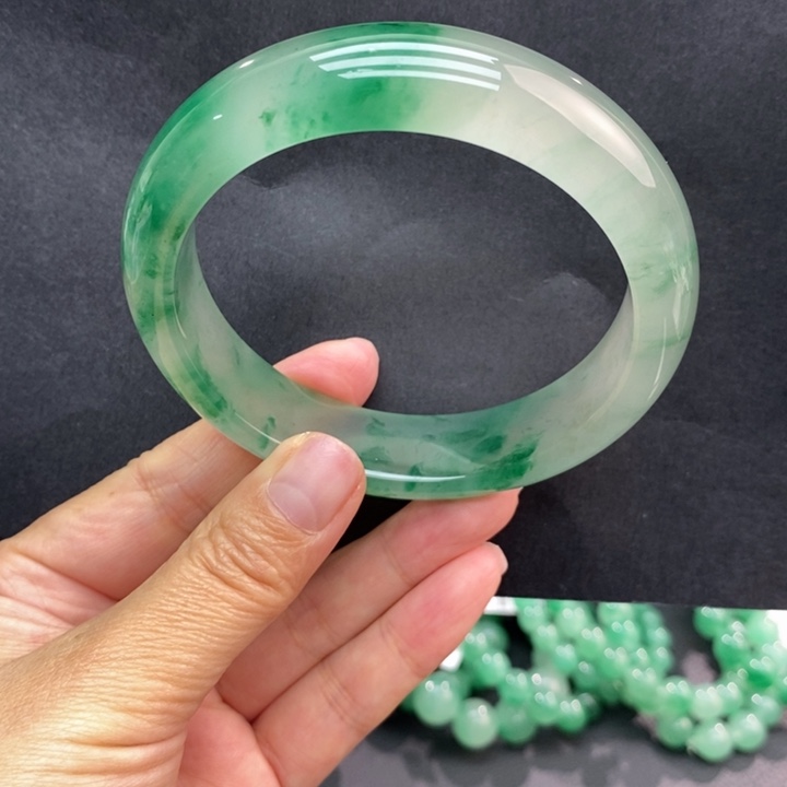 潼***2石英质玉未镶嵌手镯