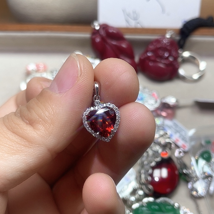 一***仇坠链均足银锆石红爱心