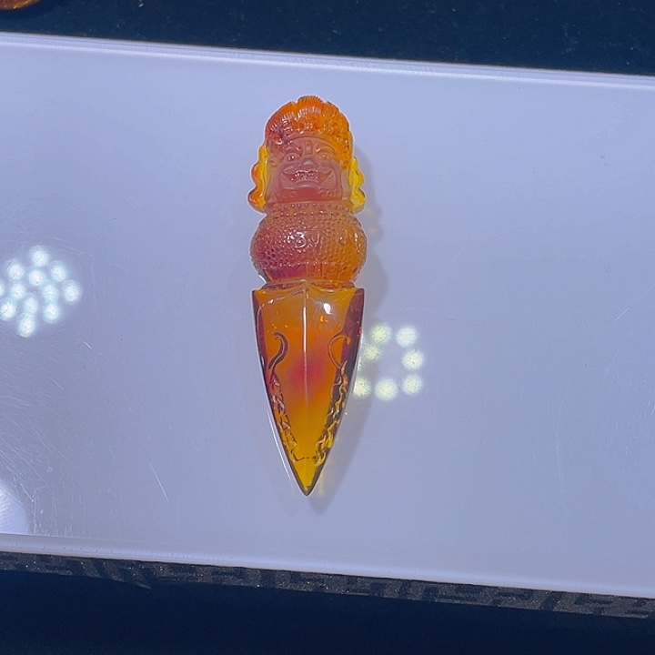 奔***牛琥珀未镶嵌颈饰血珀金雕件，重6.3克