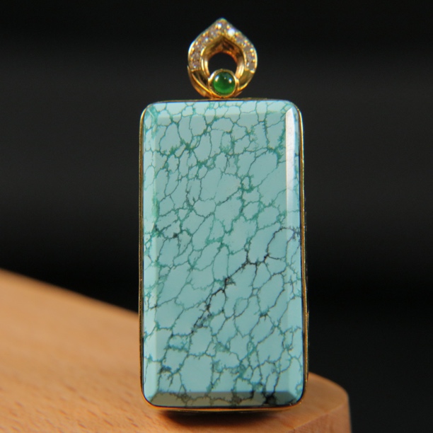 原矿绿松石18k网花无事牌吊坠 尺寸17.5×41×8mm，重12.64g，18k金镶