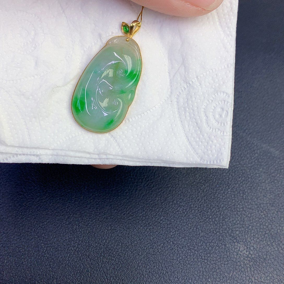 翡翠18K金镶嵌颈饰