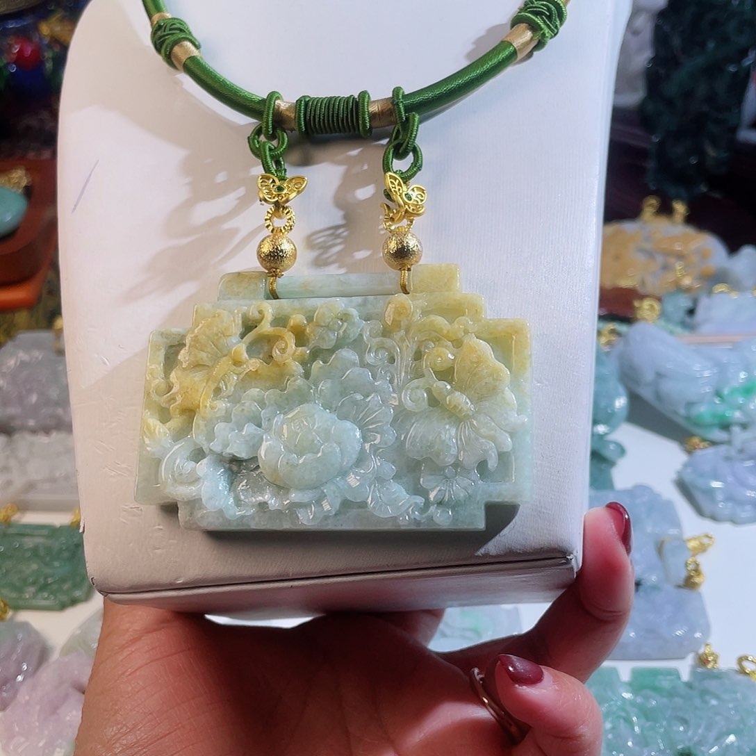 翡翠颈饰未镶嵌翡翠黄加绿蝶恋花吊坠