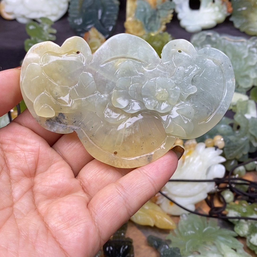 蛇纹石玉颈饰未镶嵌