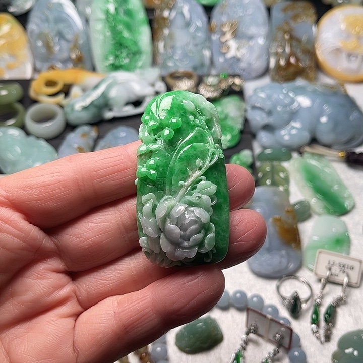 翡翠未镶嵌颈饰满绿色挂件