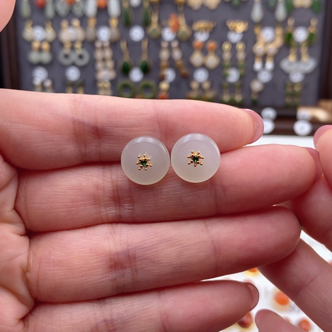 银S925镶嵌和田玉耳饰安*?