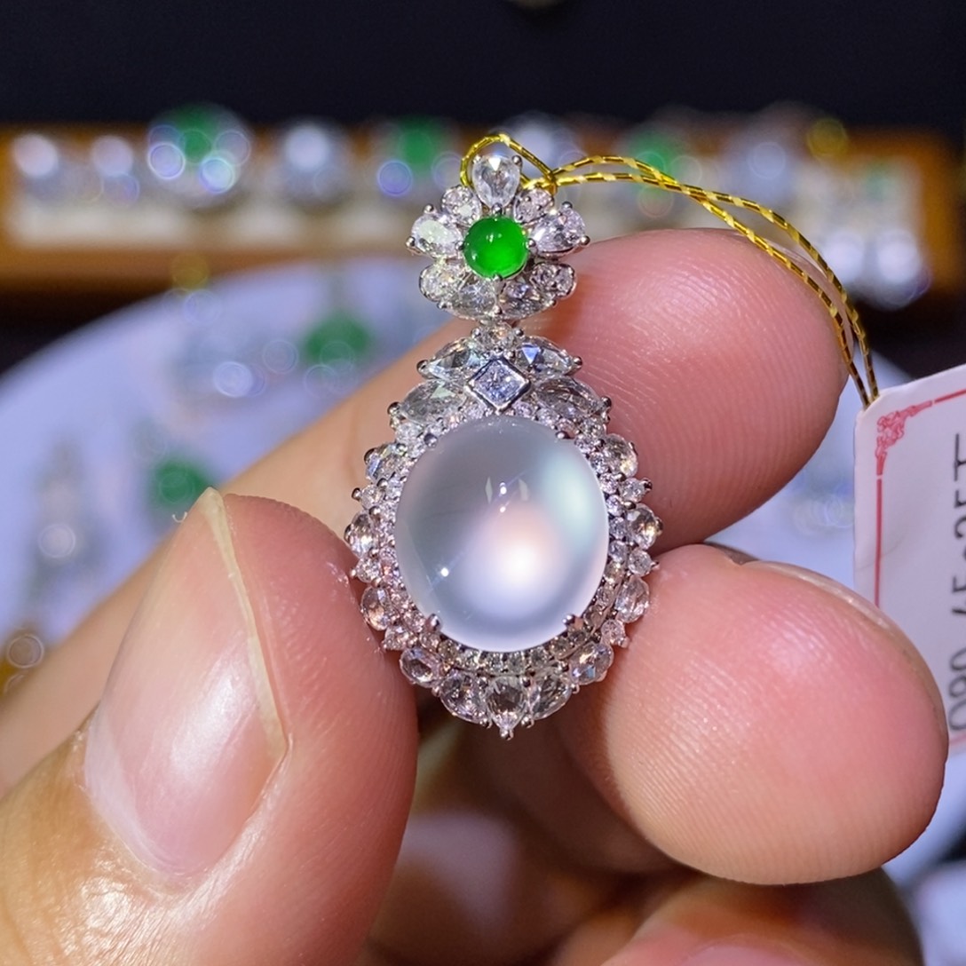 【闪购商品】颈饰18K金镶嵌翡翠