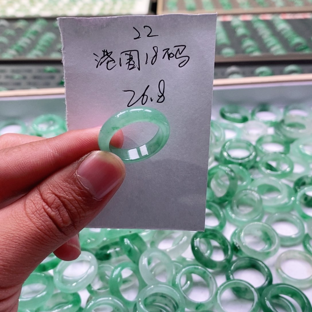 未镶嵌戒圈石英质玉（非洲翠）