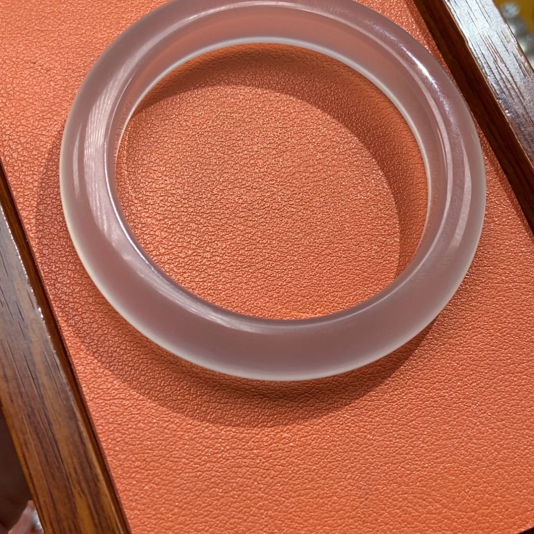 载***舞石英质玉未镶嵌颈饰