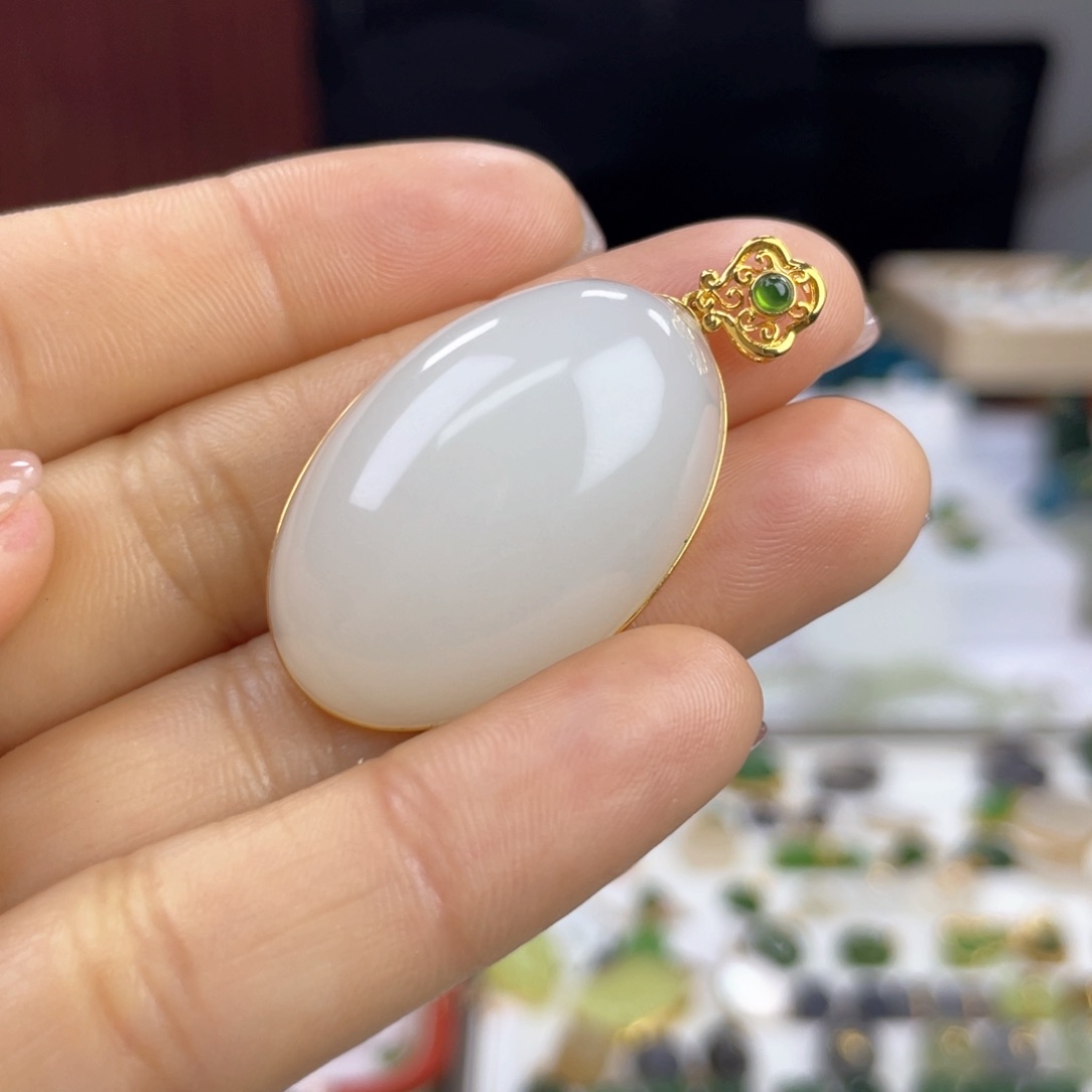 和田玉颈饰18K金镶嵌