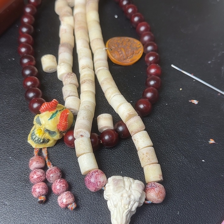 大*在养殖鹿头骨 嘎嘎一串108颗
