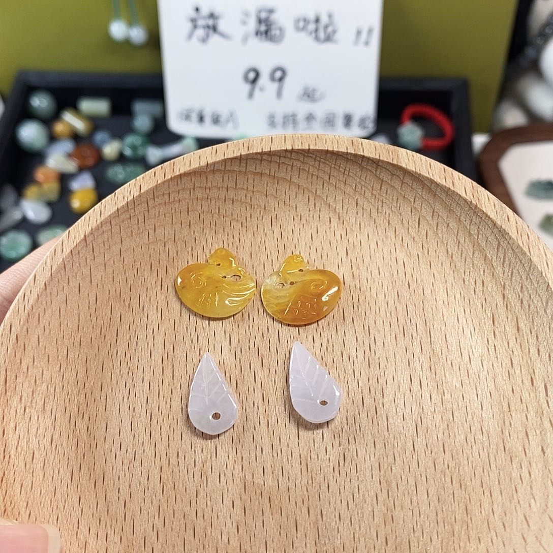 萱***翡翠未镶嵌颈饰小滴溜