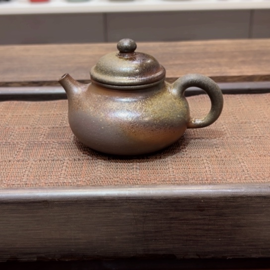 紫砂茶壶黄龙山原矿底槽清柴烧。