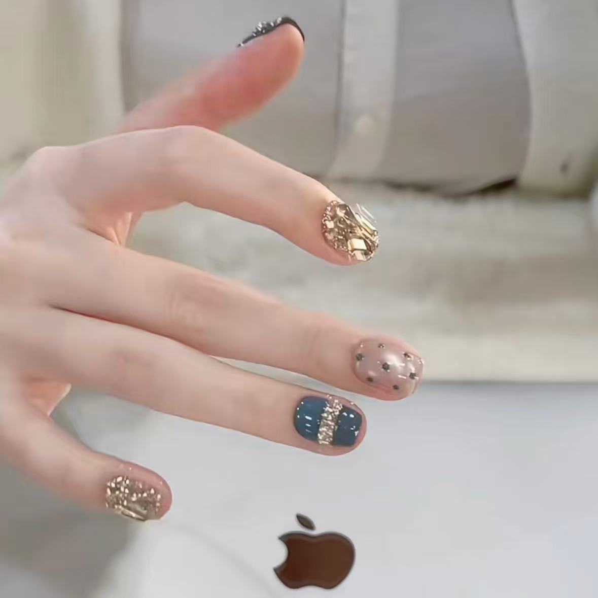 【雾霾蓝波点】野世穿戴甲  秋冬雾霾蓝色拼钻波点猫眼美甲