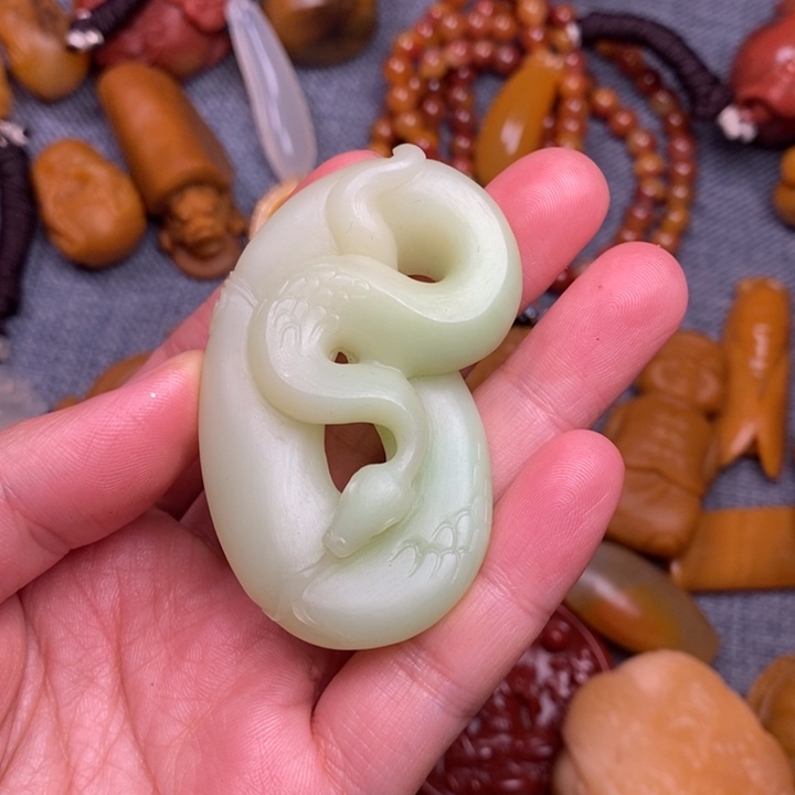 石英质玉（黄龙玉）合金颈饰