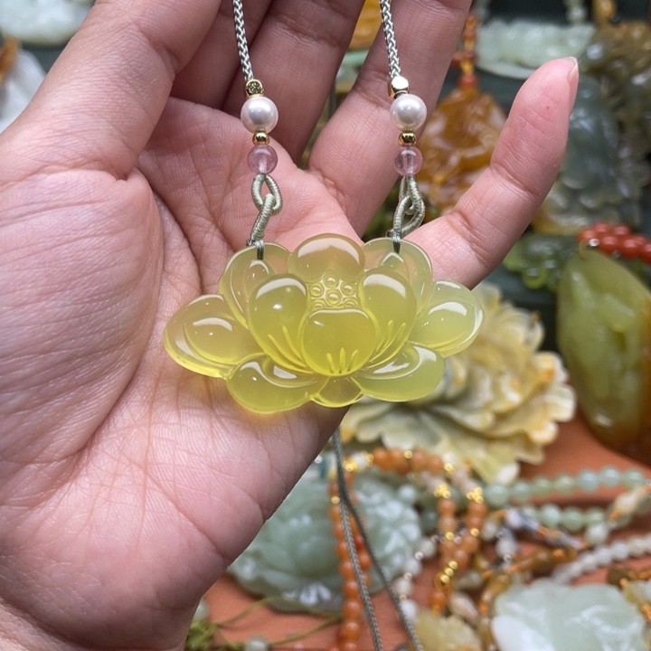 蛇纹石玉吊坠合金