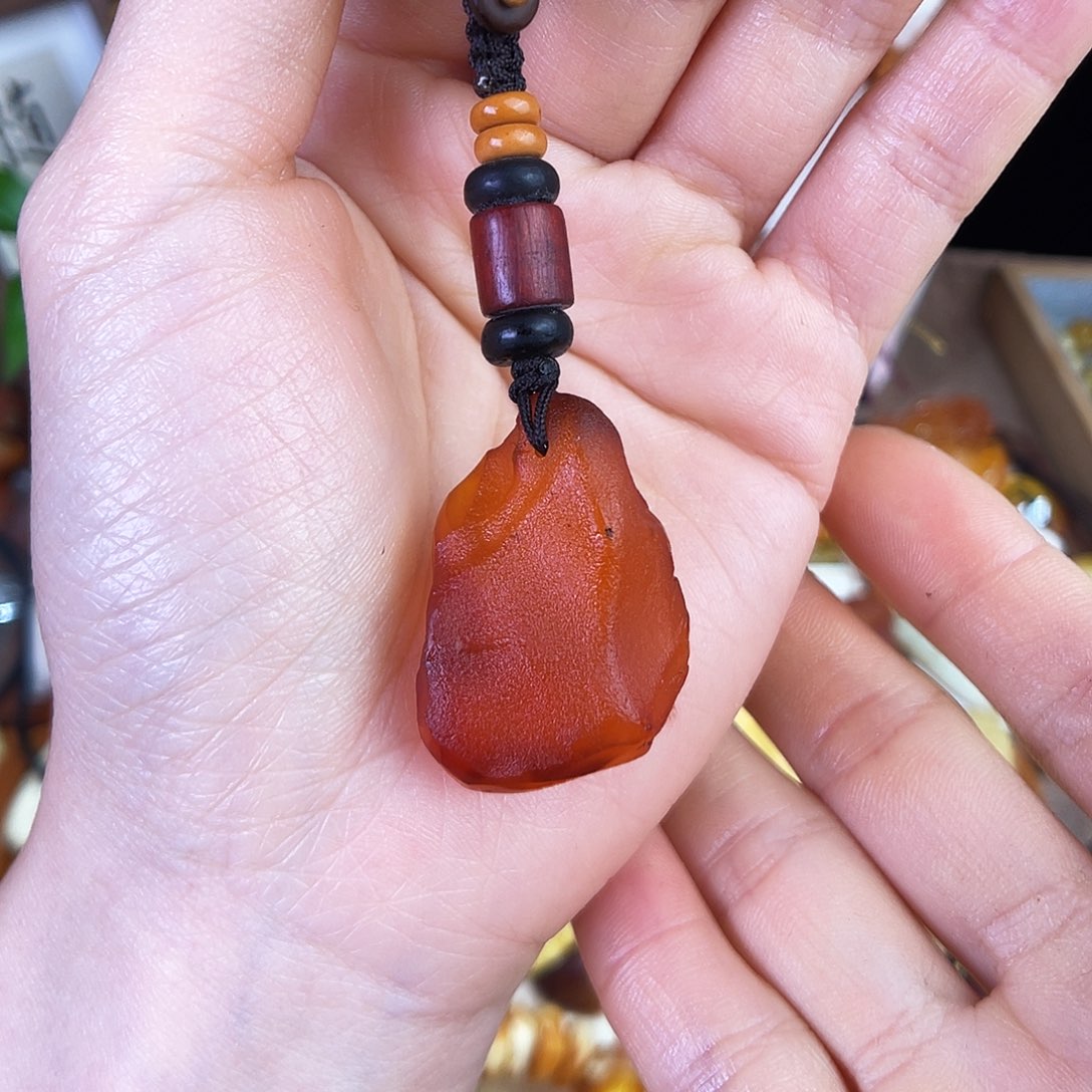 琥珀珠宝奇石未镶嵌。