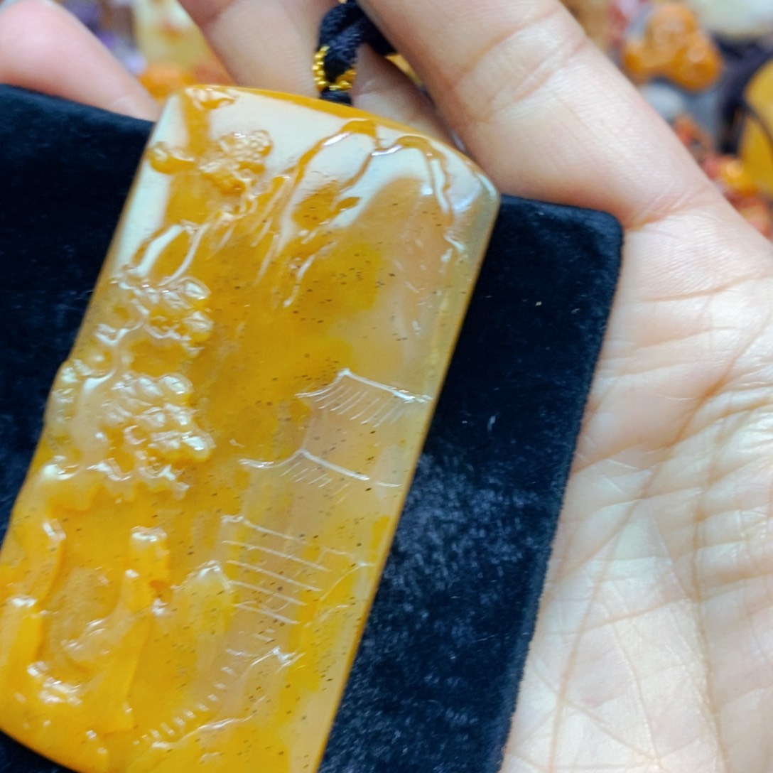 未镶嵌石英质玉（黄龙玉）颈饰