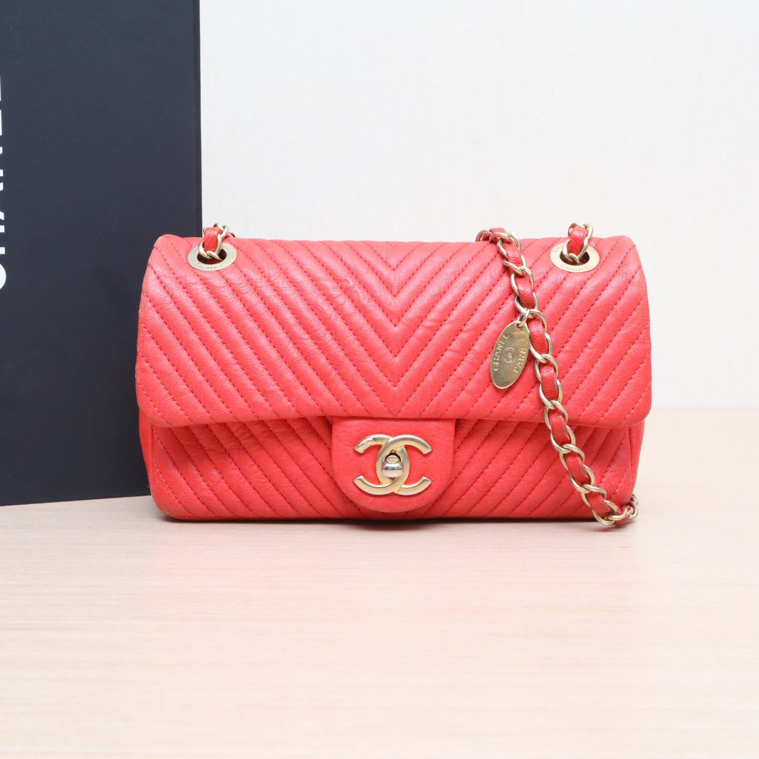 95新 Chanel/香奈儿 红色斜挎包 皮革S 20开 金扣 v纹P205437799