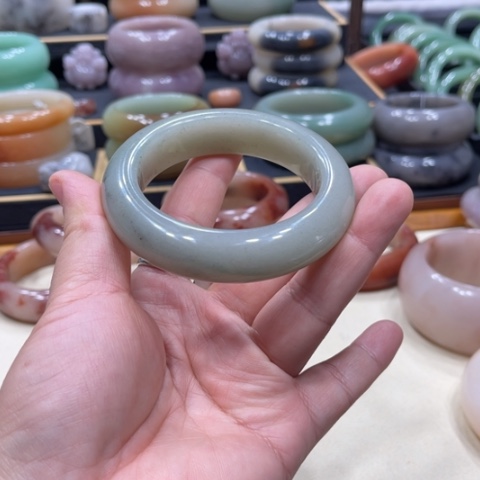 未镶嵌手镯石英质玉