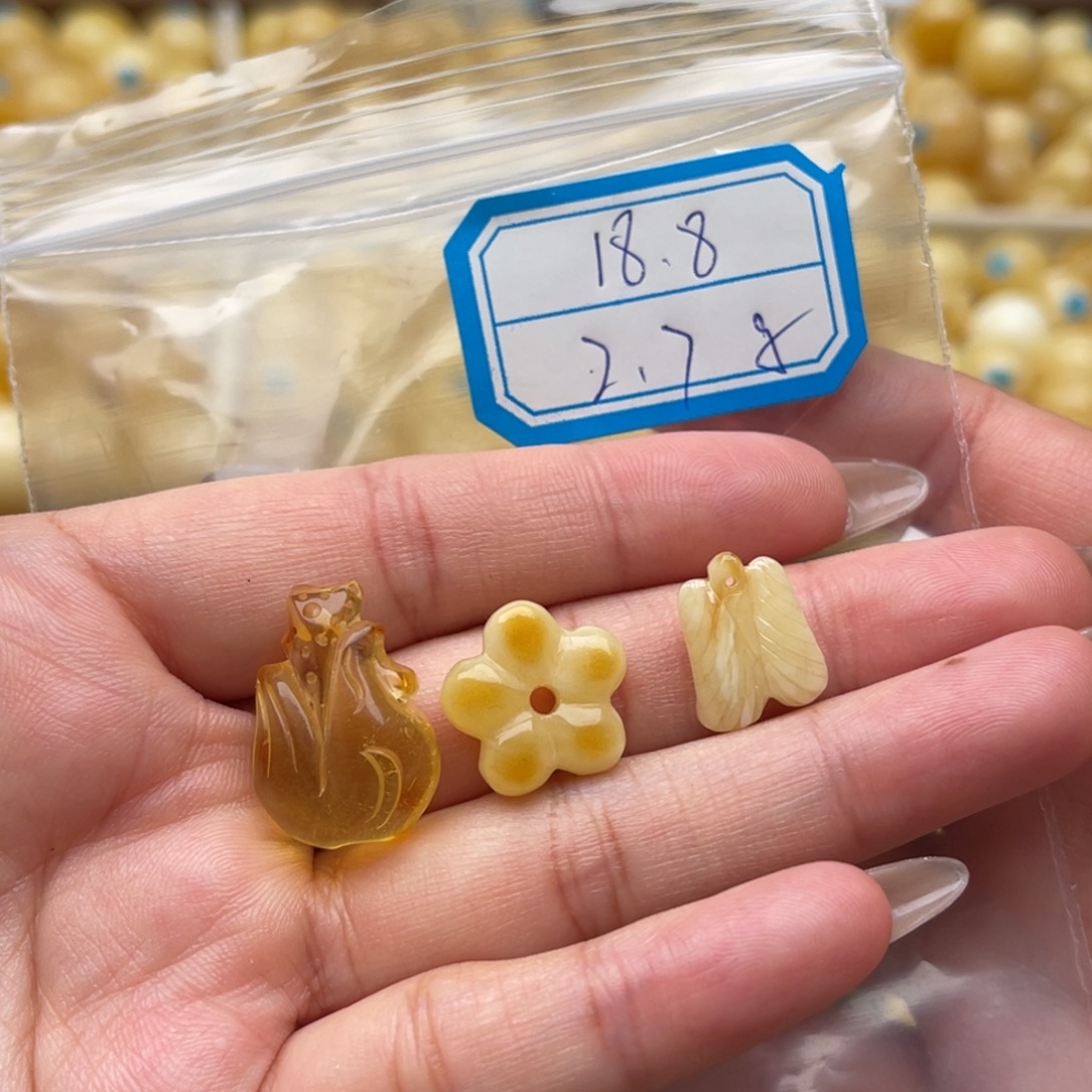 琥珀未镶嵌裸石蜜蜡吊坠笑